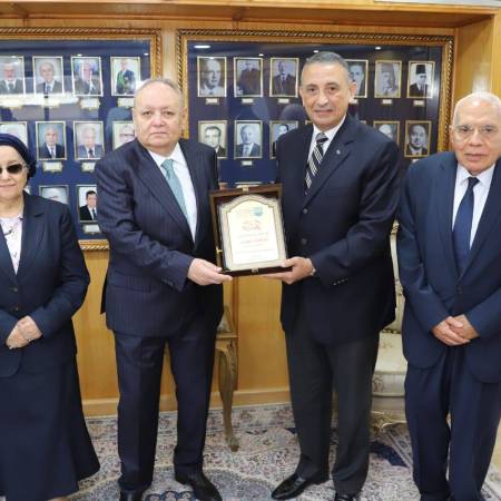 عميد كلية الحقوق يهنئ رئيس مجلس الدولة