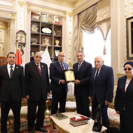 عميد كلية الحقوق يهنئ رئيس محكمة النقض ورئيس مجلس القضاء الأعلى